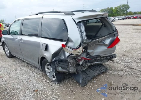 2013 Toyota Sienna Le V6 8 Passenger z USA, uszkodzony, nr VIN 5TDKK3DC5DS348078